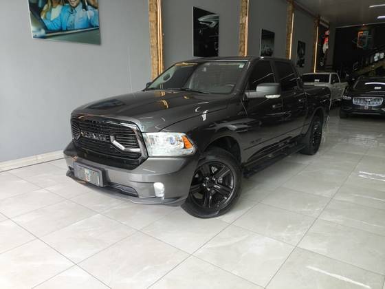 RAM CLASSIC 5.7 V8 GASOLINA LARAMIE NIGHT EDITION CD 4X4 AUTOMÁTICO